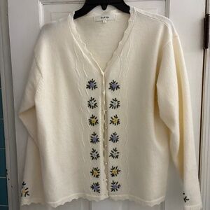 Simple Retro Ecru Embroidered Flowers Sweater, Size M